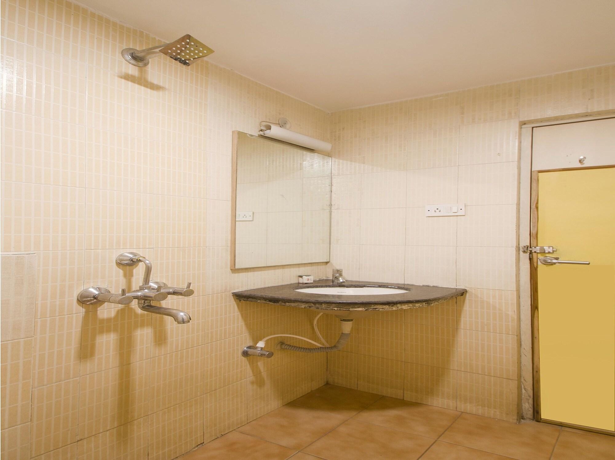 Oyo 10235 Oyster Transit Hotels Hyderabad Bagian luar foto